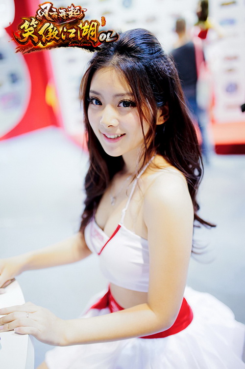 图片: 图3：“炮娘”冯炎以清纯甜美的showgirl形象亮相网博会.jpg
